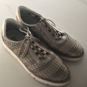 Woman’s Pikolinos Woven Shoe